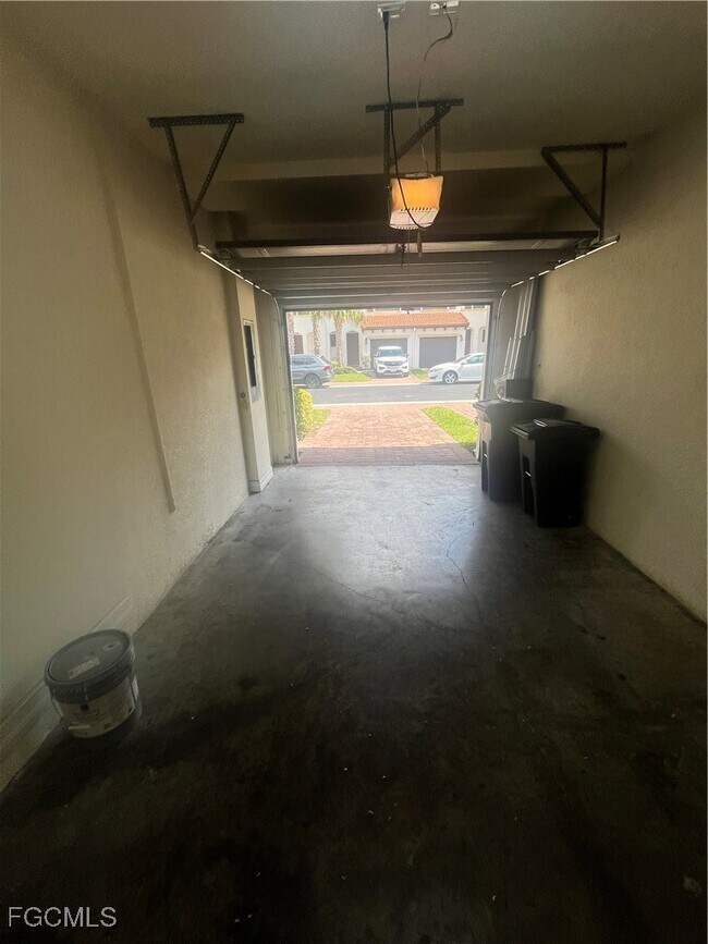 Building Photo - 9453 Montebello Way