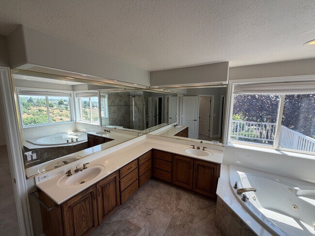 Building Photo - Spacious 4 Bed, 5 Bath Home with 3-Car Garage in Layton!