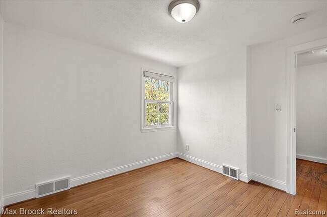 Building Photo - 1652 Graefield Rd