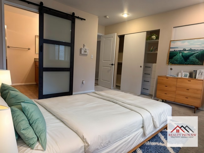 Building Photo - Move in Special:  Sept & Oct only $2,000 /...