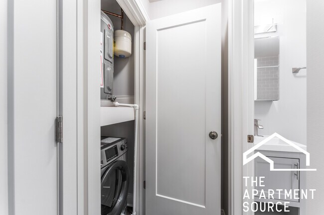 Building Photo - 640 W Wrightwood Ave