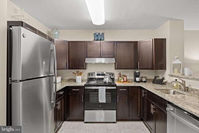 Building Photo - 170 Greentree Rd