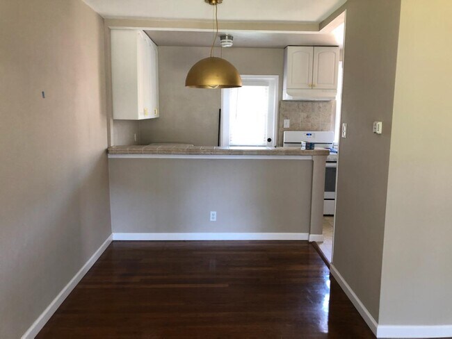 Building Photo - 502 N Rosemary Ln