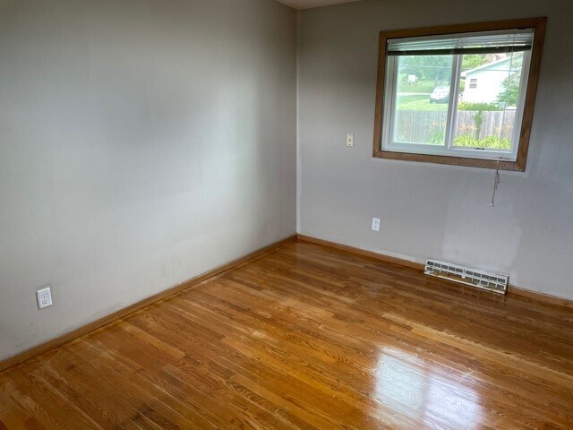 Building Photo - 307 Cardinal Cres