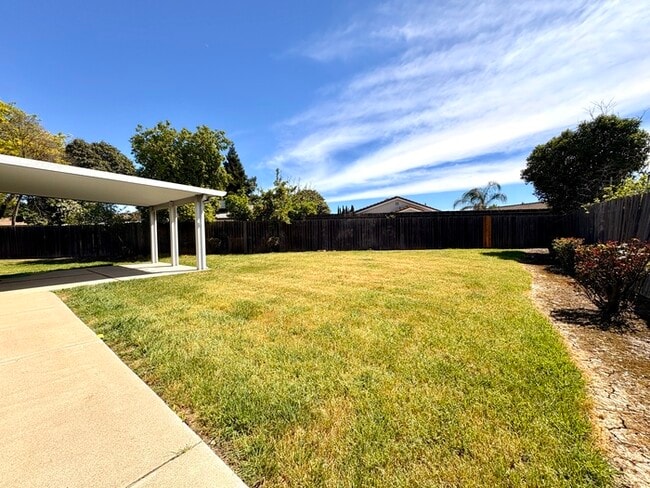 Building Photo - Beautiful 3 Bedroom, 2 full bathroom single story with HUGE backyard! For rent in Sacramento