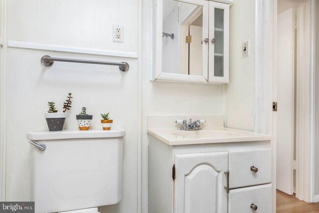 Building Photo - 355 W 12th Ave