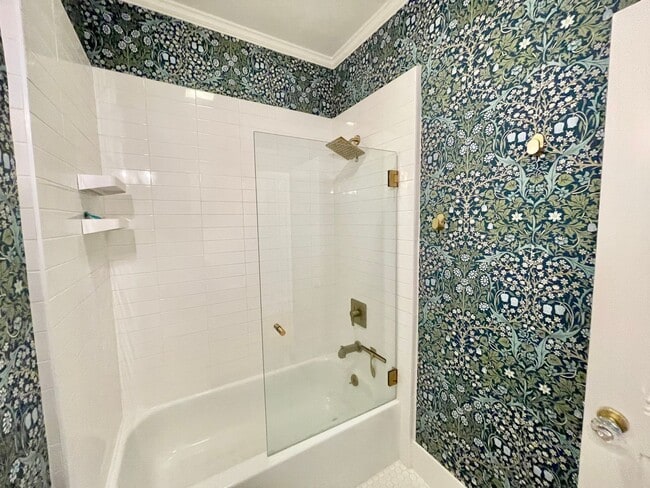 Building Photo - Super Charming NOPA Condo! Parking! Laundr...