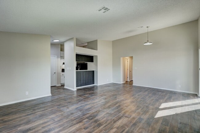 Building Photo - Home Like Living at Apartment Prices
