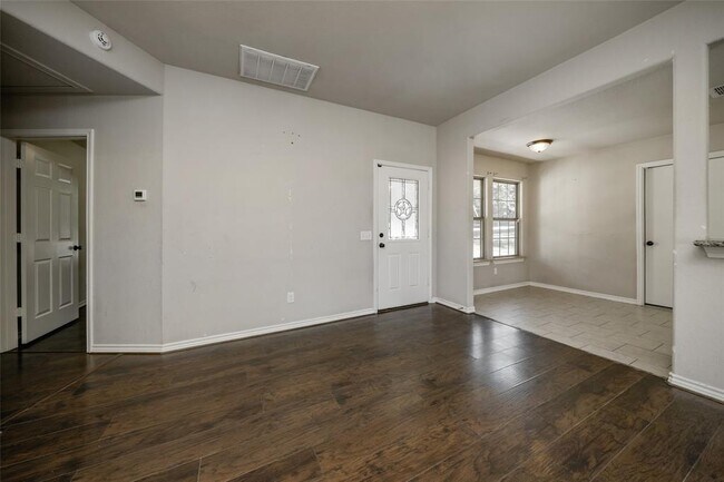 Building Photo - 10685 Royal Cavins Dr