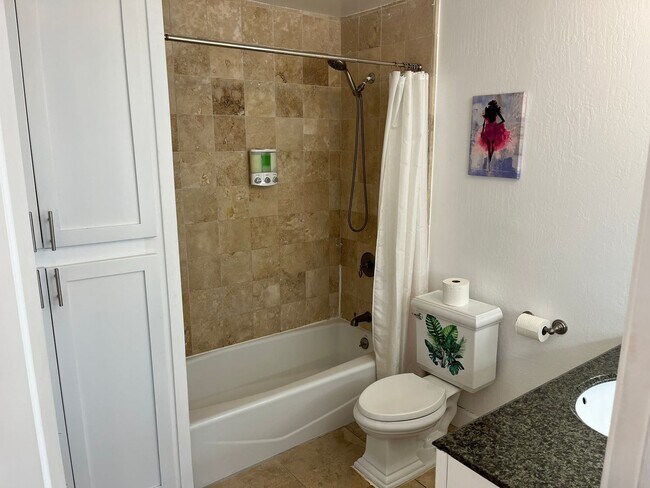 Building Photo - Amazing rare updated full floor Richmond f...