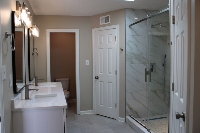 Building Photo - Germantown/ Gorgeous 5 Bedroom Home Newly Renovated