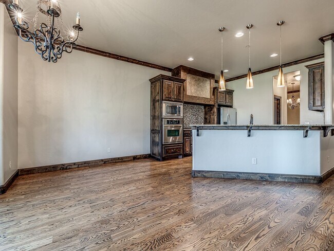 Building Photo - Luxury Townhome in Edmond + Near Rose Cree...