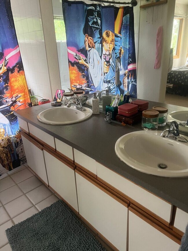 Building Photo - 2568 Vine Pl