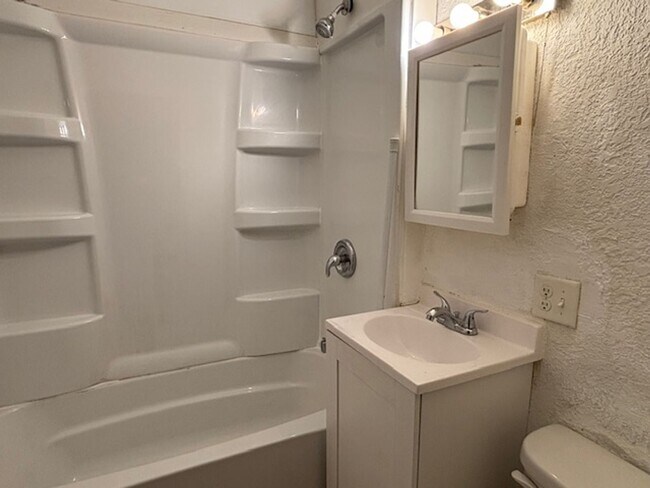 Building Photo - 3 BR/1 BA Single-Family Home in St. Paul!