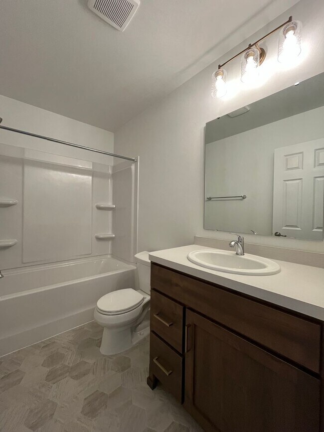 Building Photo - 3 Bed 3 Bath TownHome