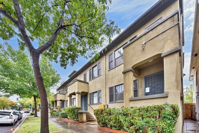 Building Photo - Charming Midtown 1-Bedroom Apartment with ...