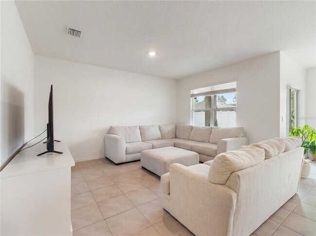 Building Photo - 49 Hickory Course Ln