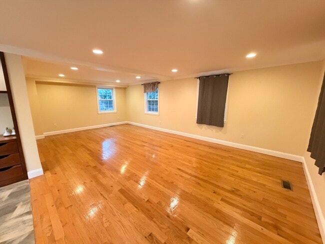 Building Photo - 112 E Quinobequin Rd