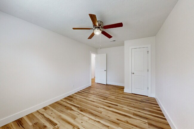 Building Photo - 3/2 Move-In Ready with Washer, Dryer, Refrigerator & Lawn Care Included!