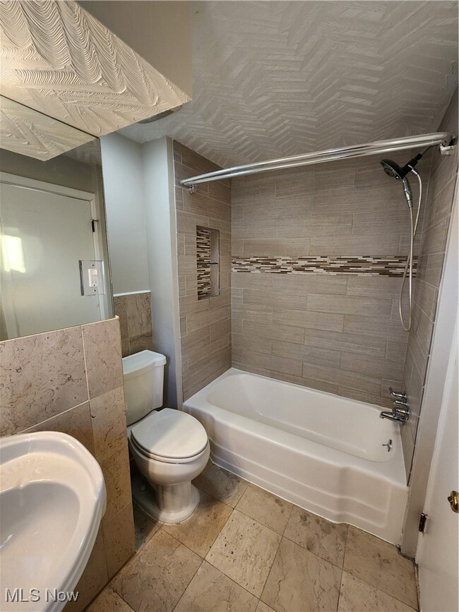 Building Photo - 2452 Bromley Rd