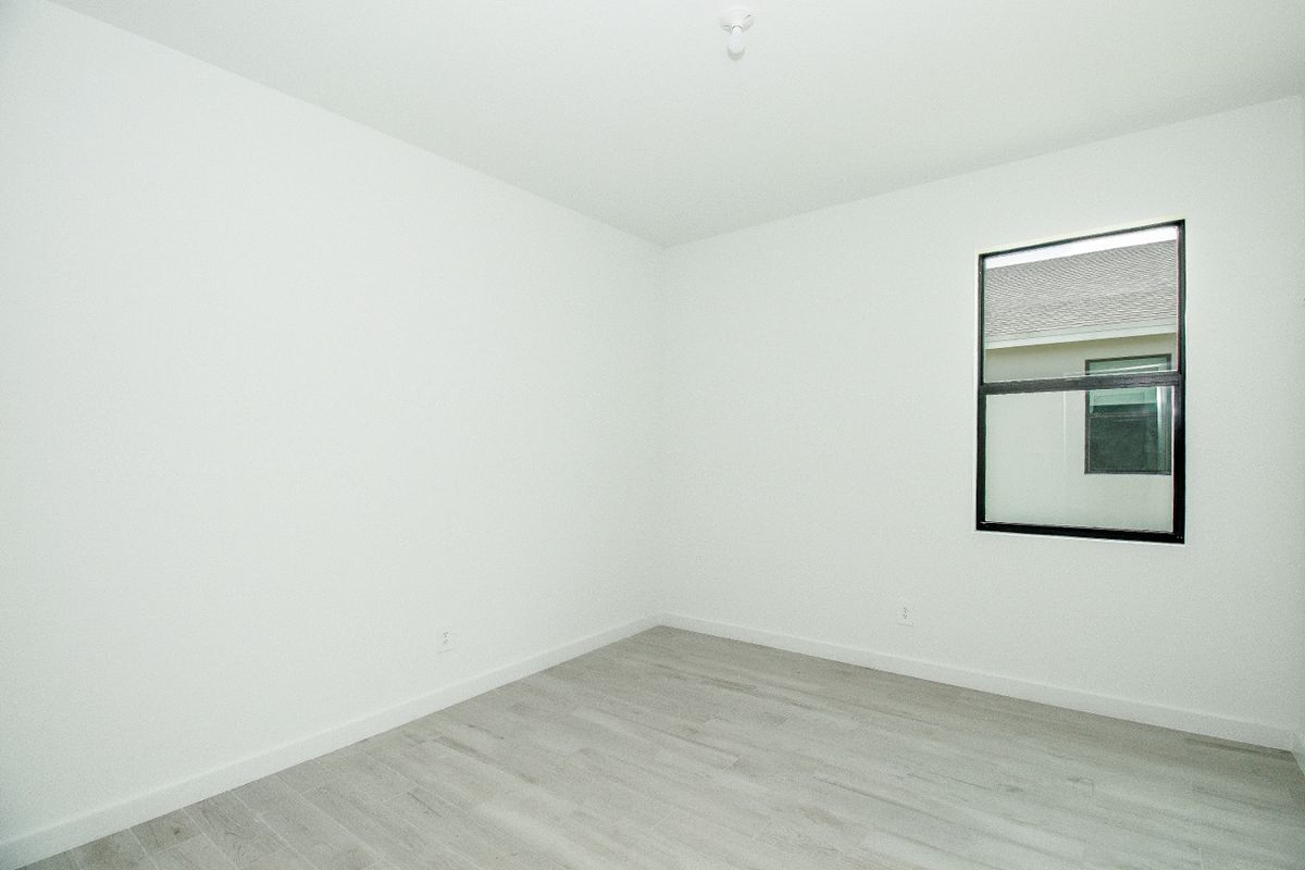 Building Photo - 5929 SE Sky Blue Cir