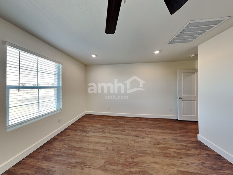 Building Photo - 260 Yasmin Daylily Pl