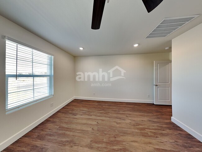 Building Photo - 260 Yasmin Daylily Pl