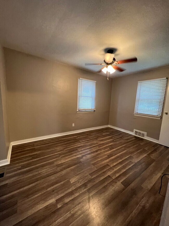 Building Photo - Newly Updated 3 Bed, 2 Bath Home on a Quiet Street in Brentwood- Available 7/15!