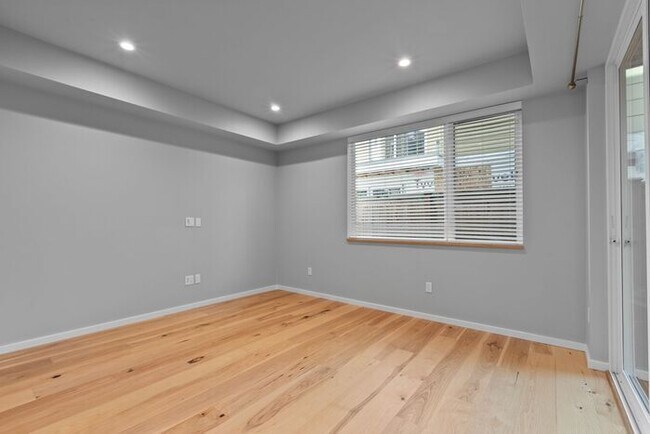 Building Photo - Stunning Othello Park Designer Townhome with Air Conditioning