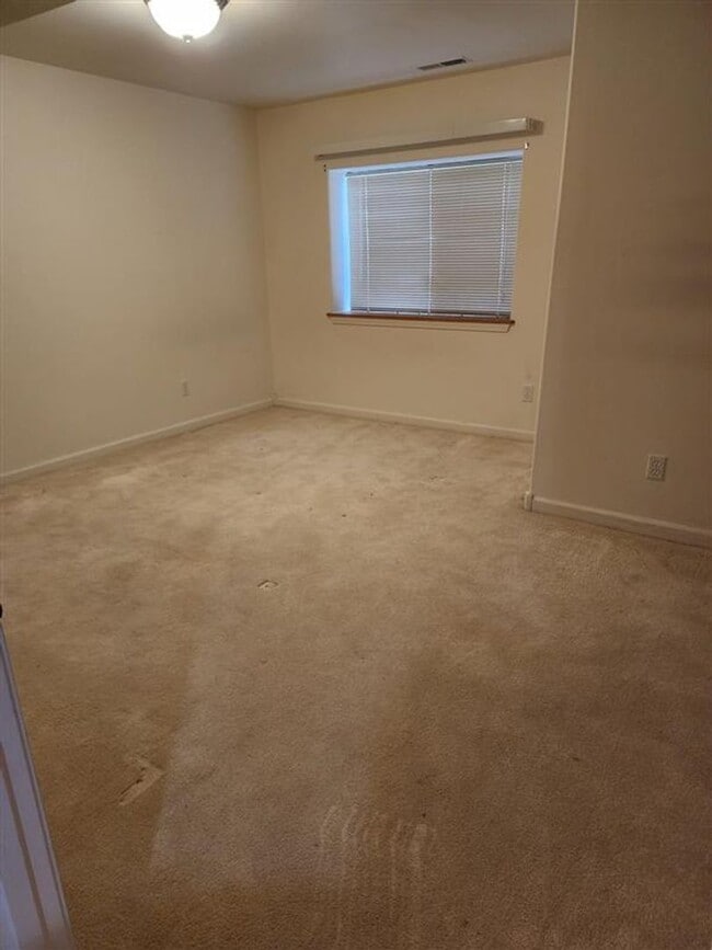 Building Photo - Three Bedroom - Low maintenance, west-end,...