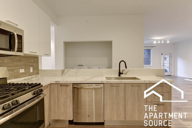 Building Photo - South Loop 3 bed 2 bath -- Updated Kitchen, HUGE Floorplan, Large Patio
