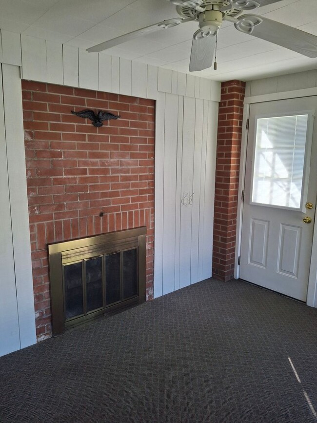 Building Photo - Charming 3-Bedroom Home with Backyard & Of...