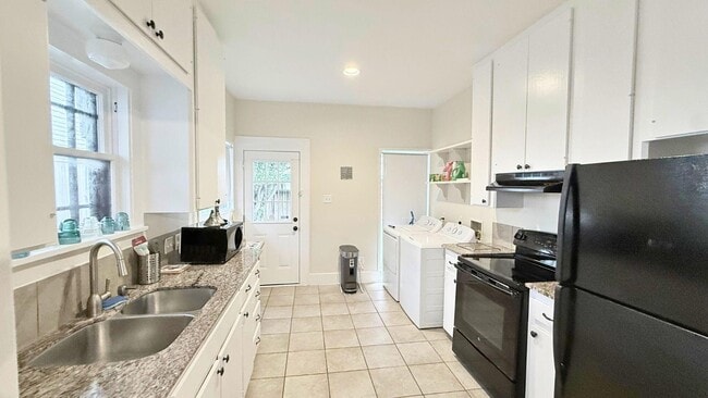 Building Photo - 2220 Avalon Pl