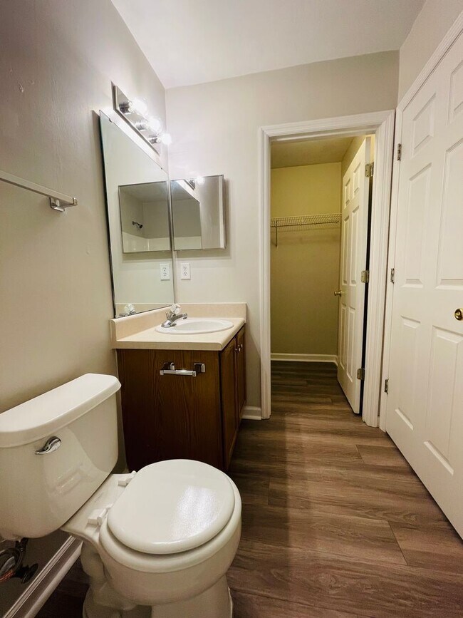 Building Photo - Townhouse off Hartsfield Road-$500 off first months rent!