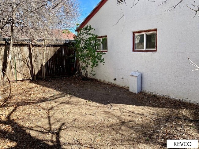 Building Photo - 821 W Myrtle St