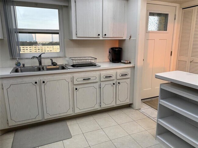 Building Photo - 4750 Cove Cir