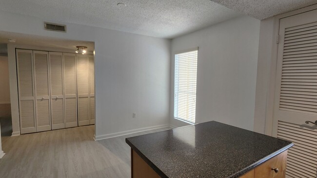 Building Photo - FOR RENT 2 BED 2 BATH SECOND FLOOR CONDO