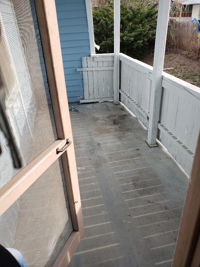 Building Photo - One Bedroom One Bath Duplex , Tenant only ...