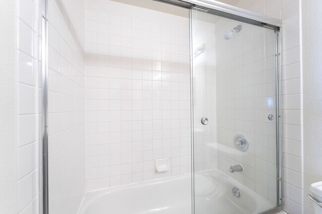 Building Photo - 2 bedroom remodeled condo in the Henderson...