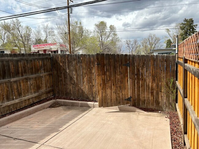 Building Photo - Available NOW, 2 bedroom townhome w/ AC - ...