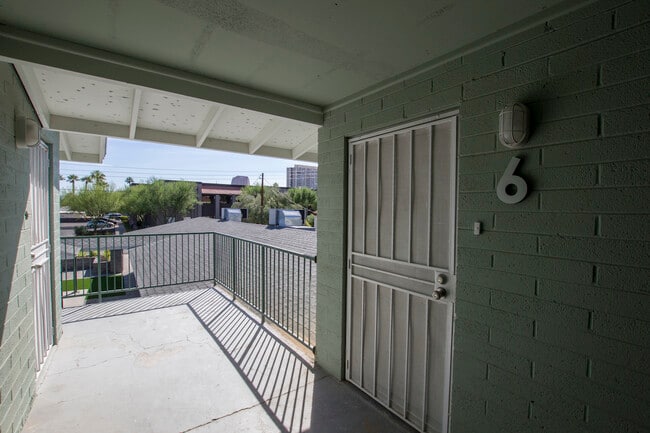 Building Photo - 208 E Virginia Ave