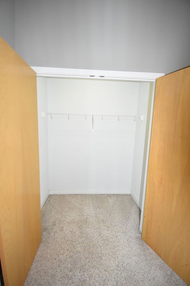 Building Photo - Large 2 Bedroom Condo For Rent Near Historic Downtown Clarksville!