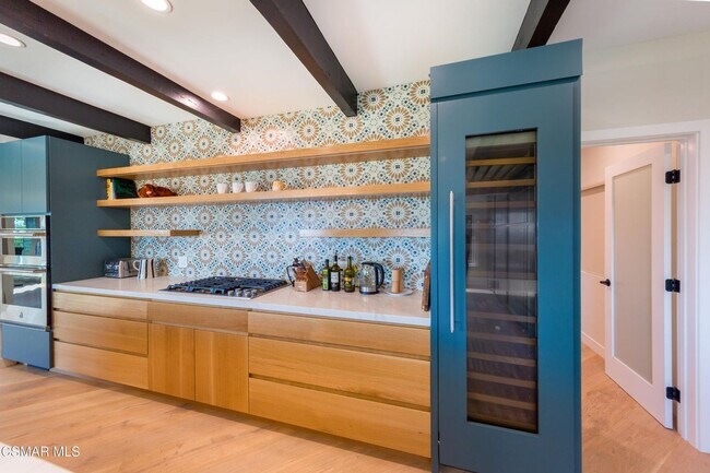 Building Photo - Must see this luxurious short-term, furnis...