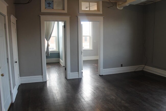 Building Photo - 7 E Main St