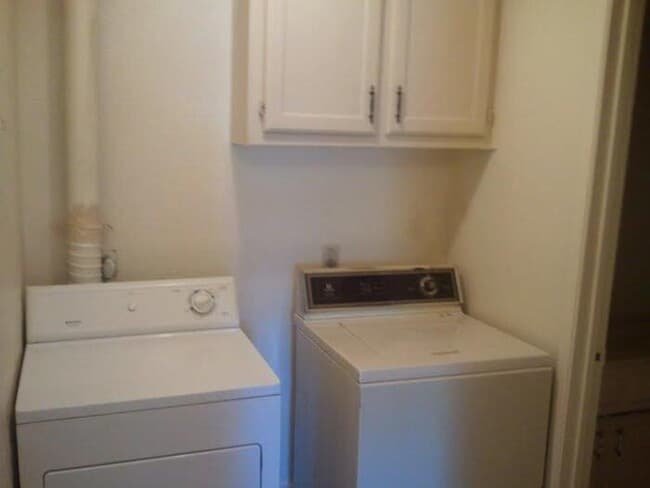 Building Photo - Pet Friendly 3 Bed, 2 Bath Brick Duplex : Easy to Qualify, Quiet Cul-de-Sac Location