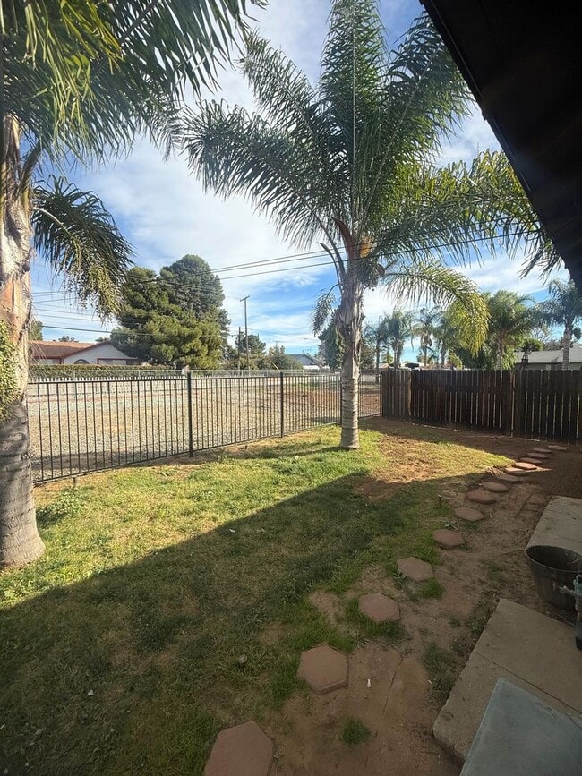 Building Photo - Cozy 2 bedroom 1 bathroom home!