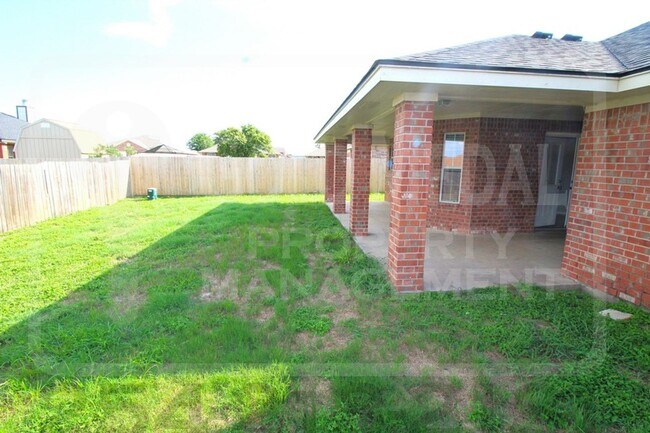 Building Photo - Beautiful 3-bed, 2-bath home now available...