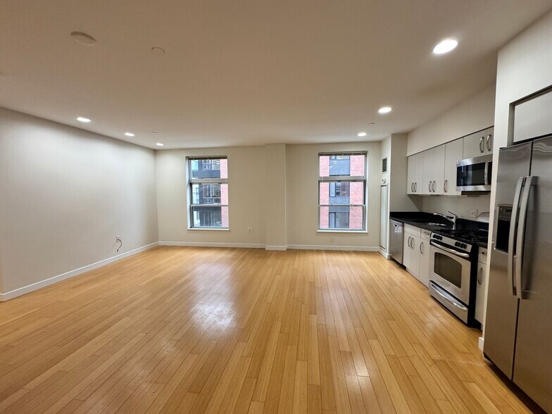 Building Photo - 595 Albany St