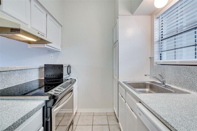 Building Photo - 1908 San Antonio St