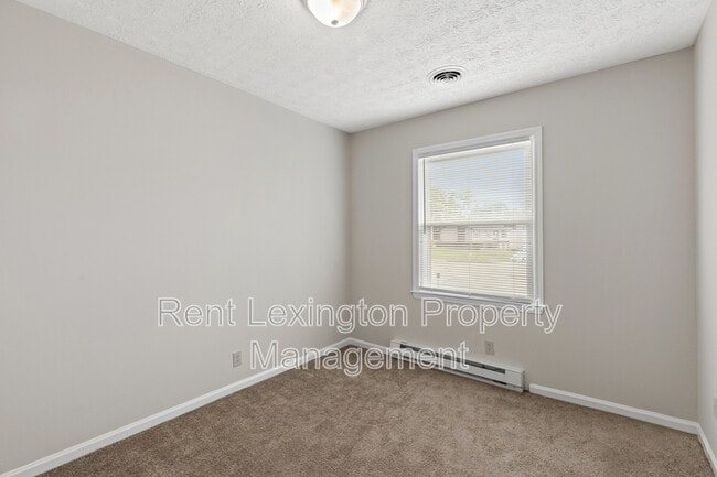 Building Photo - 315 S Eagle Creek Dr